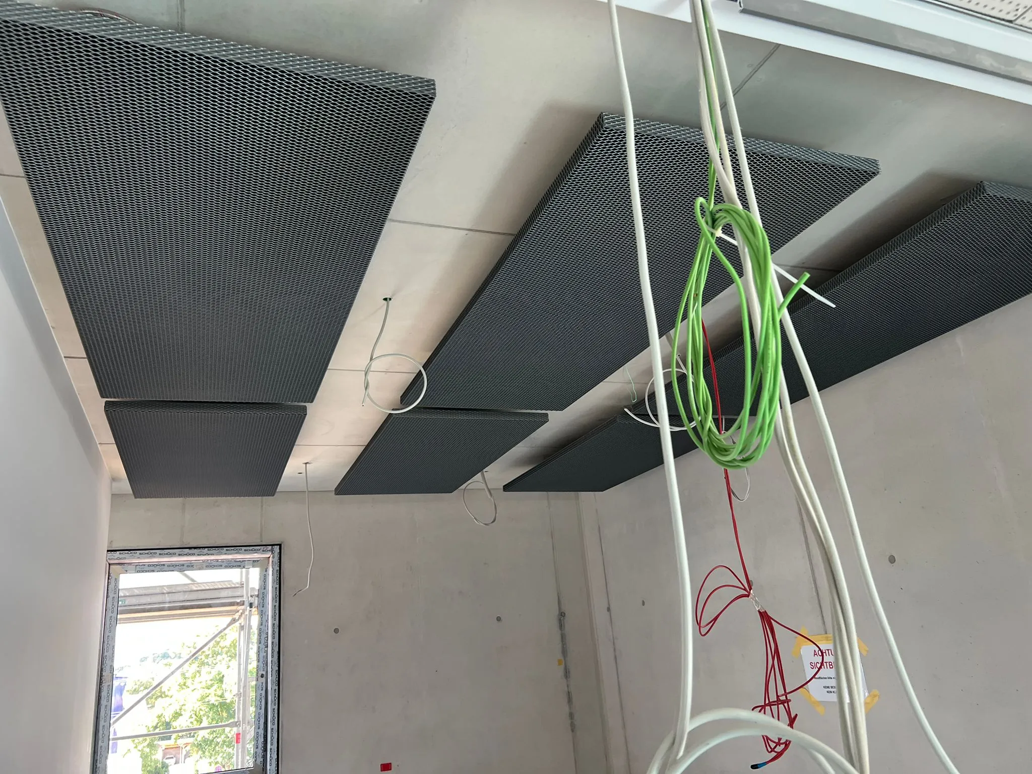Deckensegel mit sichtbaren Leitungen vor der Fertigstellung