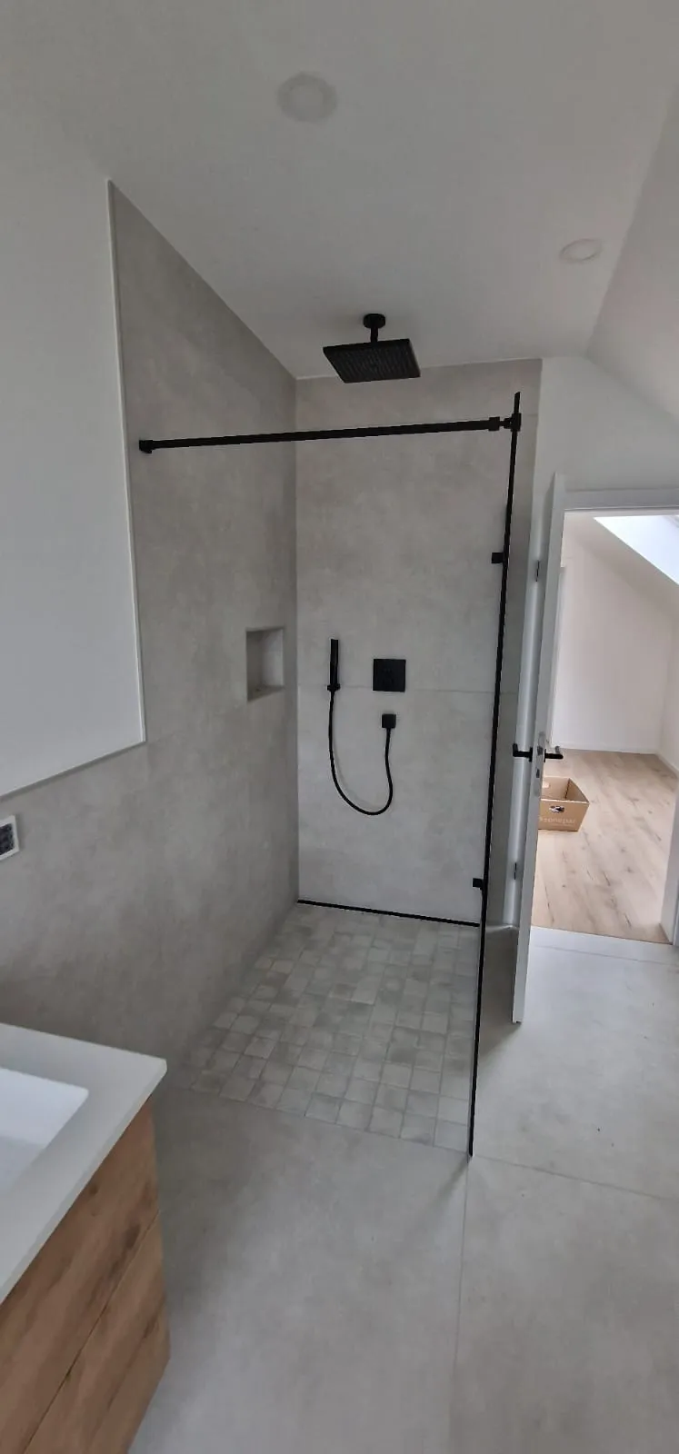 Bad mit Waschtisch aus Holz und gefliester Dusche