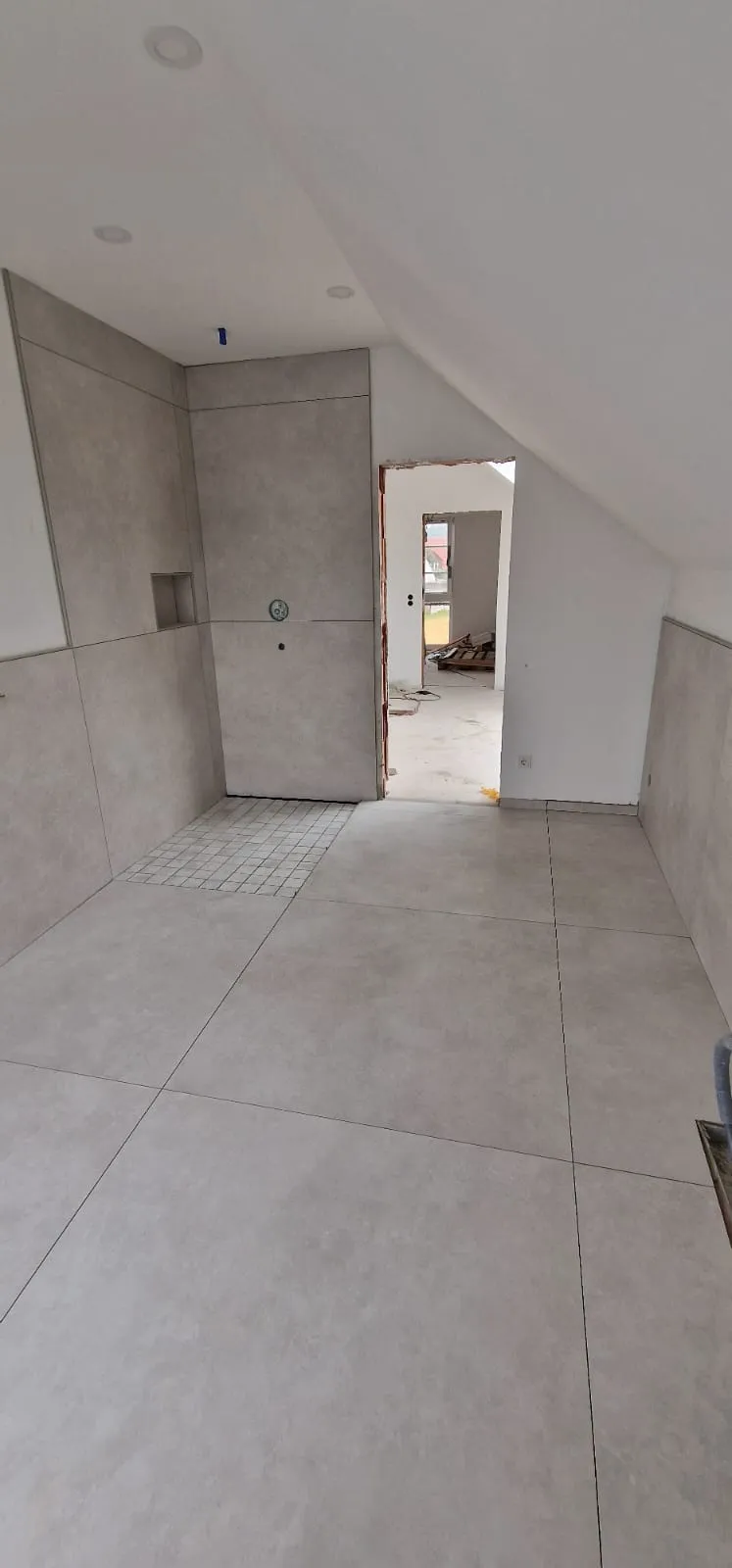 Großformatige Fliesen im Badezimmer