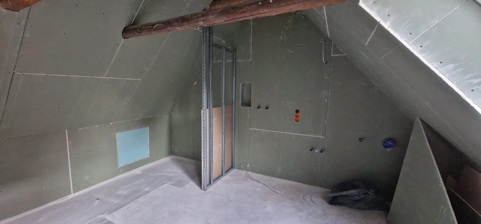 Beplankte Wand unter der Dachschräge