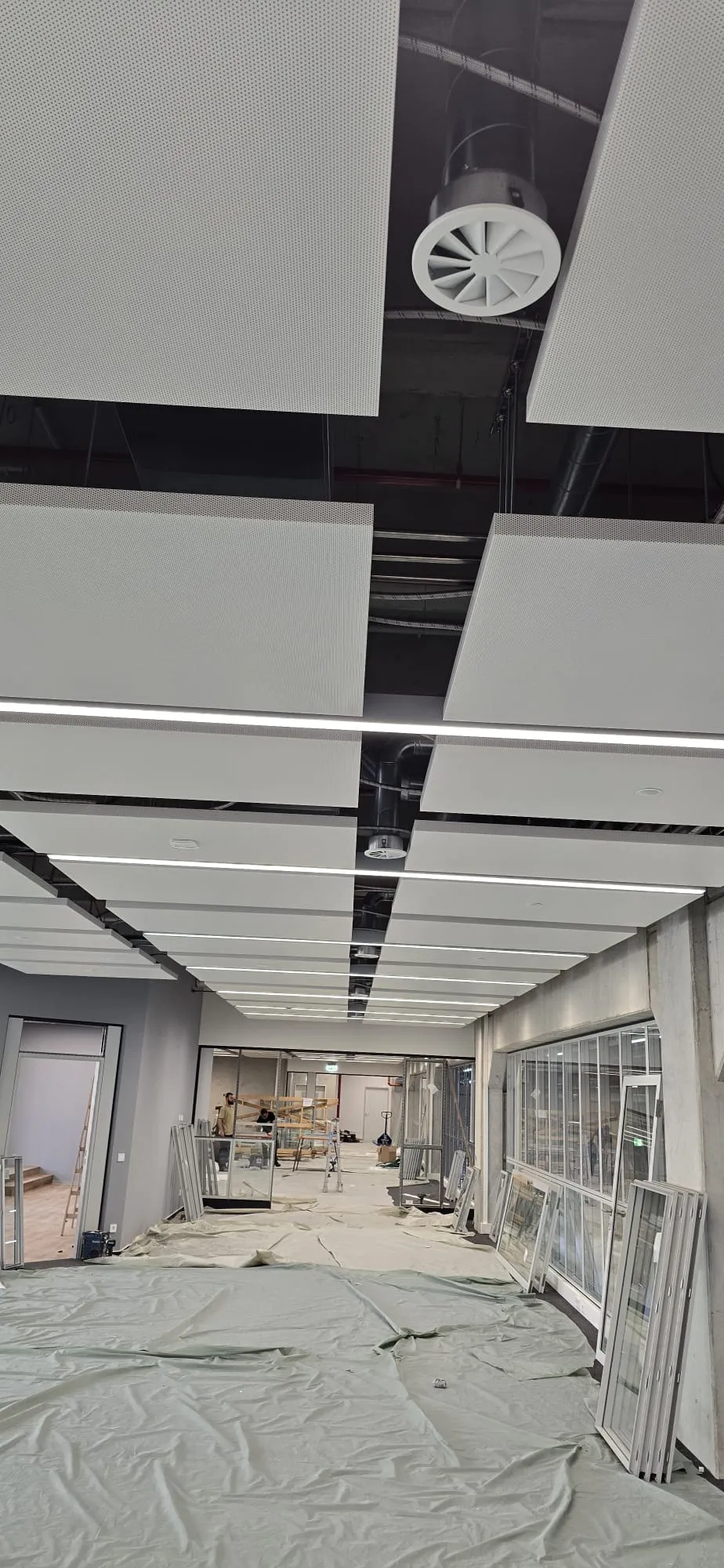 Deckenfeld mit Lüftungsauslass und Lichtschiene
