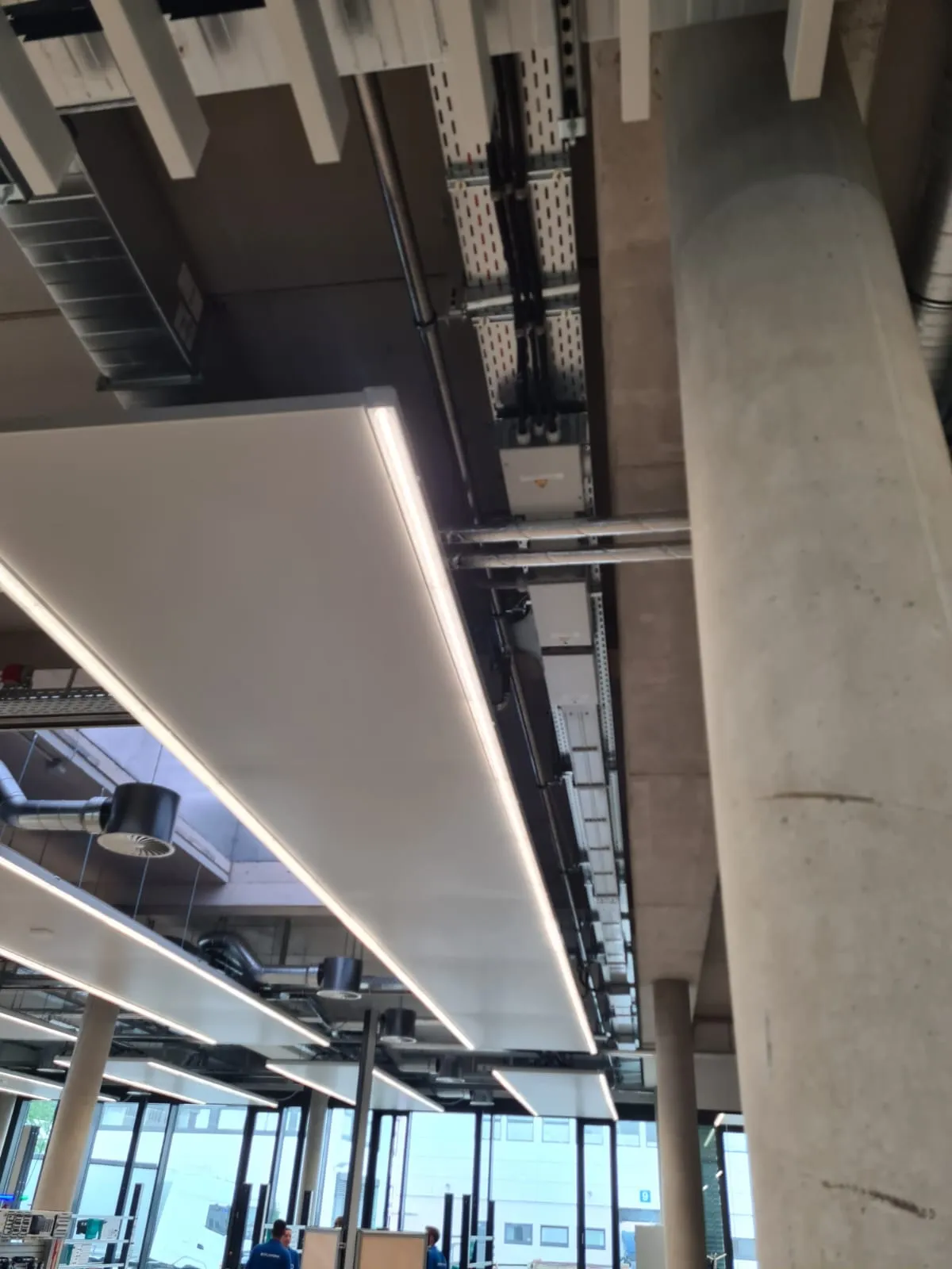 Abgehängte Decke mit durchlaufendem Lichtband