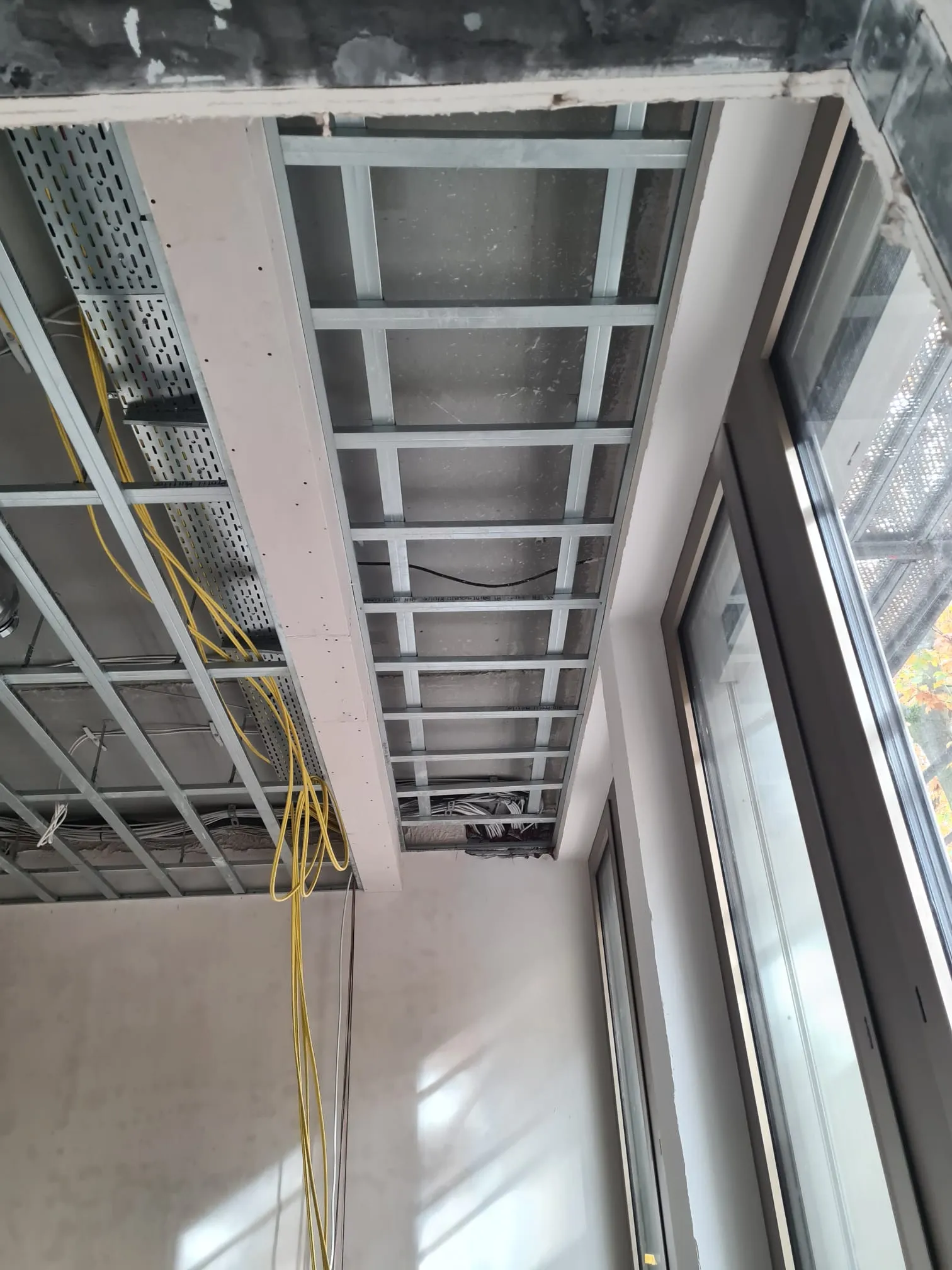 Unterkonstruktion und Gipskartonbeplankung entlang eines Fensterbands