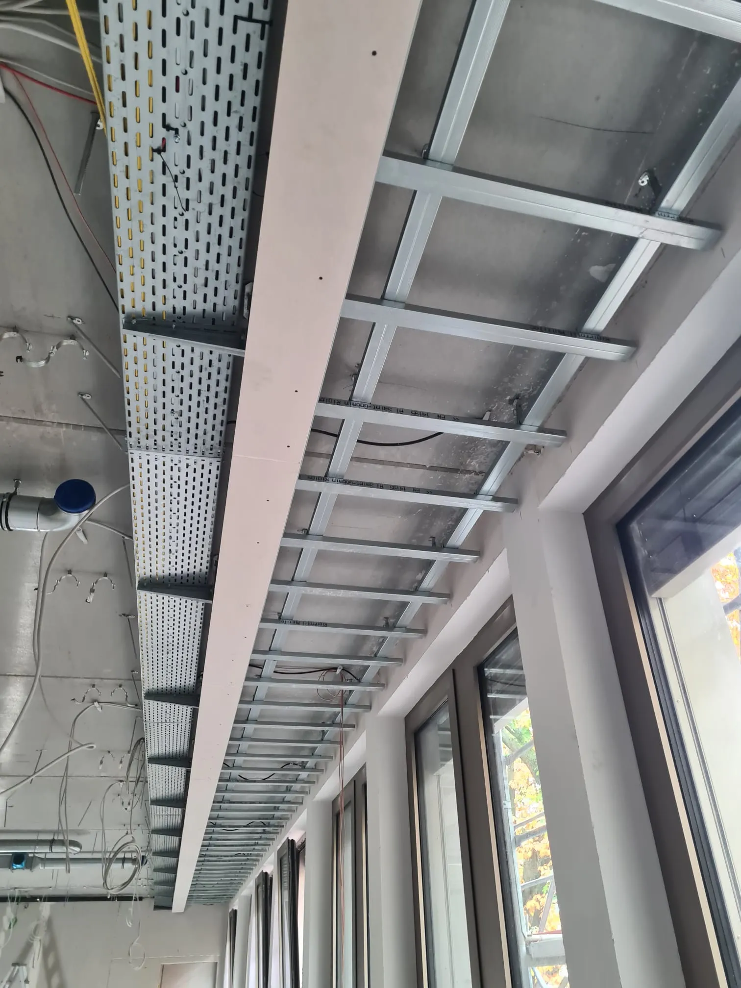 Deckenaufbau mit Kabeltrasse und Metallprofilen