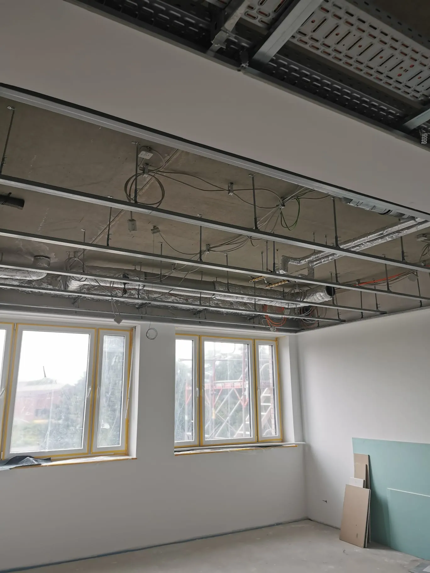 Trockenbauwände und Deckenunterkonstruktion im Rohbau